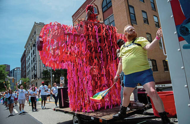 7404345_web1_ptr-PrideParade5
