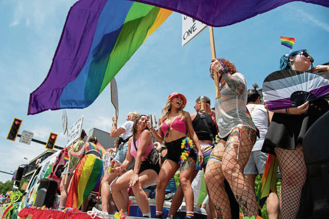 7415578_web1_ptr-PrideParade9
