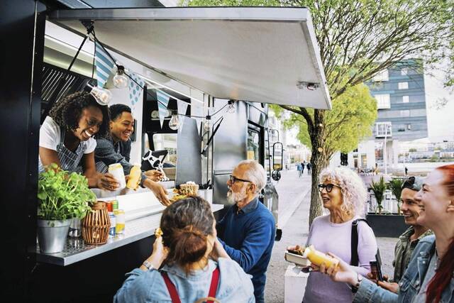 7422964_web1_food-truck