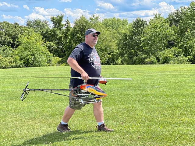 7428379_web1_Joe-Robinson-and-helicopter