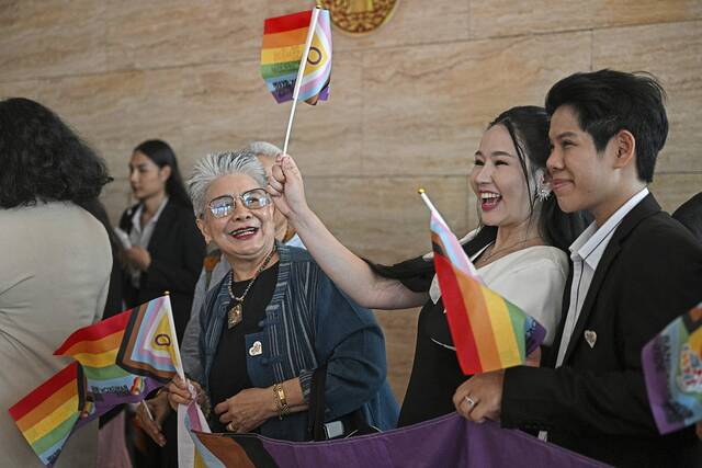 7455213_web1_WORLD-NEWS-THAILAND-SAMESEX-MARRIAGE-GET