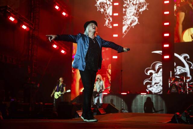 7481892_web1_ptr-motleycrue4-081322