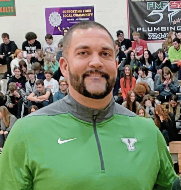 Highlands goes with the Flow, finds new boys basketball coach teaching English class