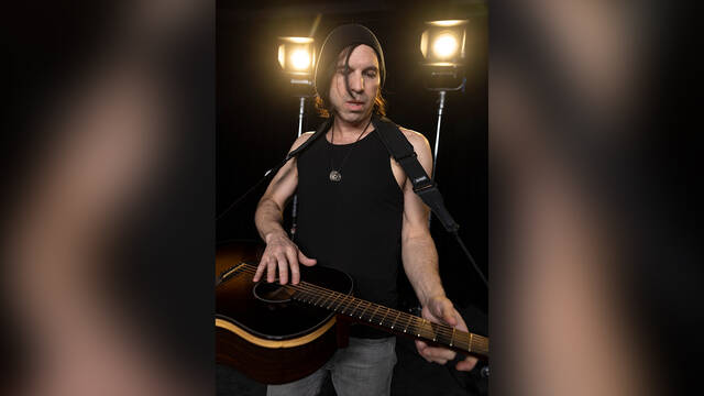 7496980_web1_MikelParis-GUITARDRUMMING-WEB