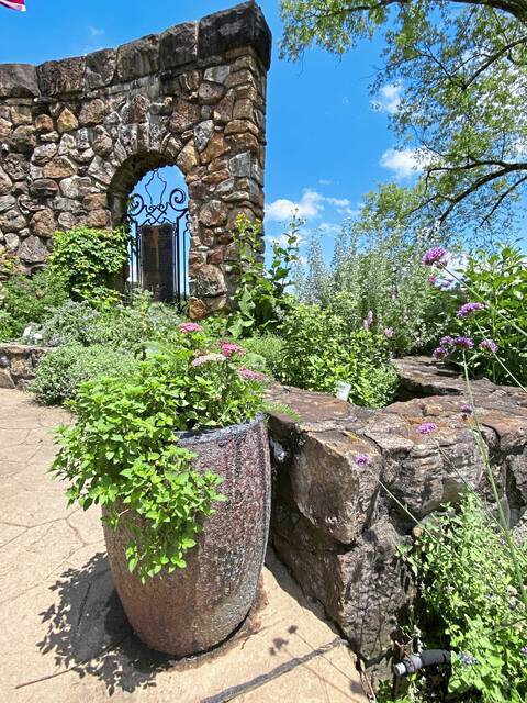 7524566_web1_naj-gardeninpark-071824-6