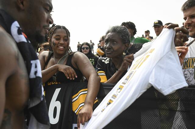 7571630_web1_gtr-SteelersFans002-072624