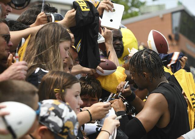 7571630_web1_gtr-SteelersFans011-072624