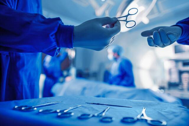 7603449_web1_web-surgeryA