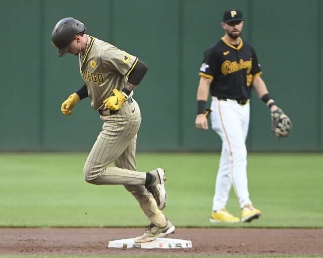 7610725_web1_ptr-BucsPadres05-080824