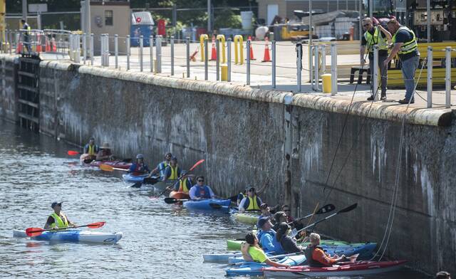 7664020_web1_vnd-kayakpaddle8
