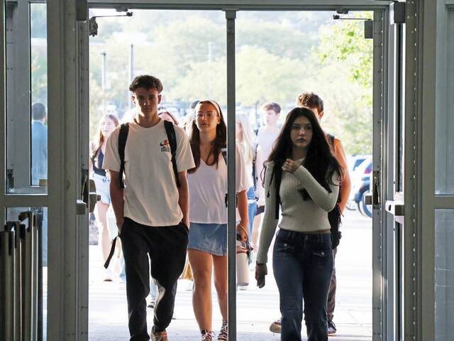 7674977_web1_pcj-schoolfirstday-090524-9