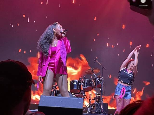 7679290_web1_ptr-womenwhorock2