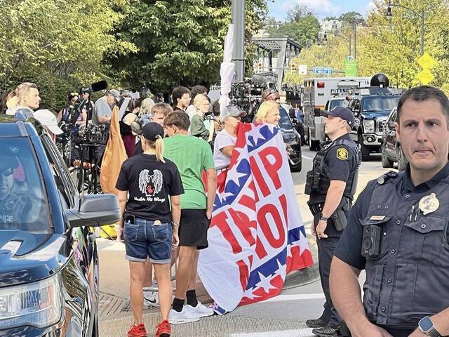 7687314_web1_ptr-BidenHarrisLive-protest1-090324
