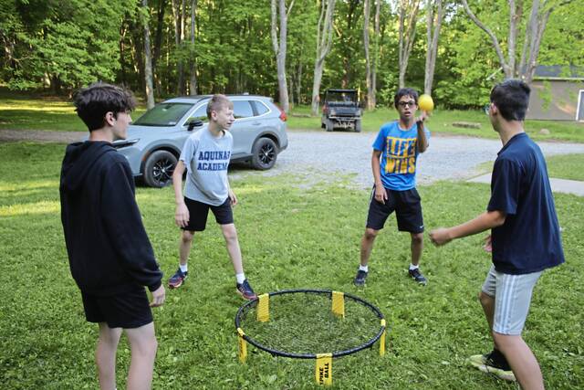 7699300_web1_hj-aquinasmiddleschool-091224-5
