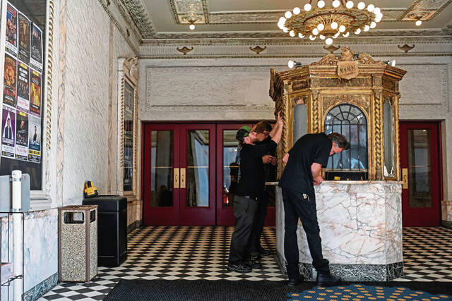 7705575_web1_gtr-palacemanos001