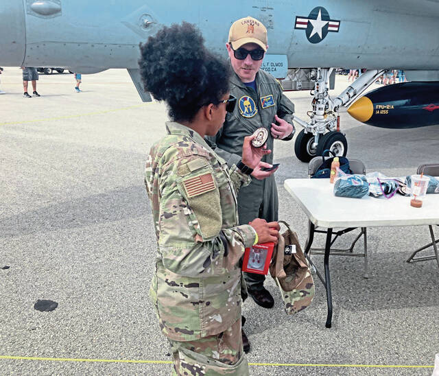 7717661_web1_gtr-AirShowJoe