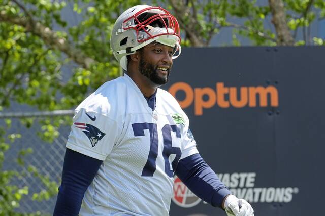 First Call: Steelers sign former Patriots tackle; Maurkice Pouncey endorses Zach Frazier at center