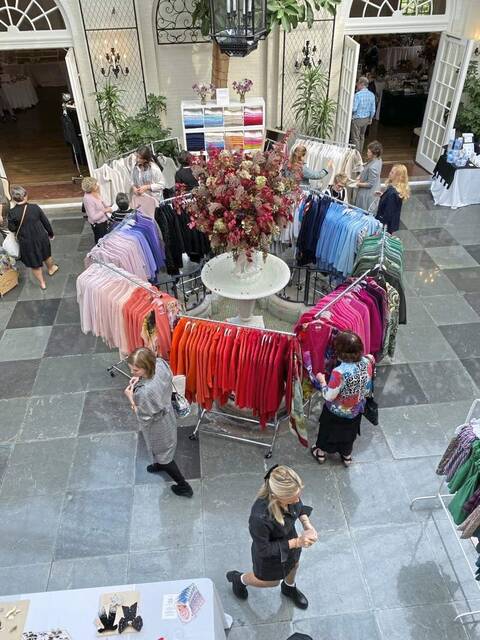 7768721_web1_her-Pizzazz-Shopping