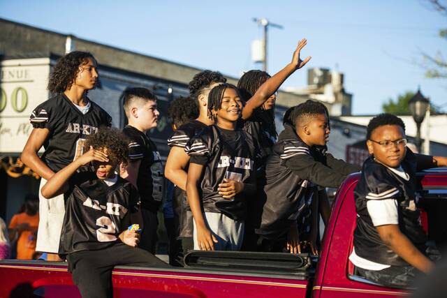 7784329_web1_vnd-lo-valleyhomecoming4-100424