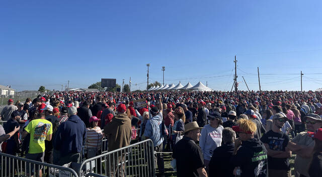 7797997_web1_ptr-TrumpRallyOctA-100624.JPG