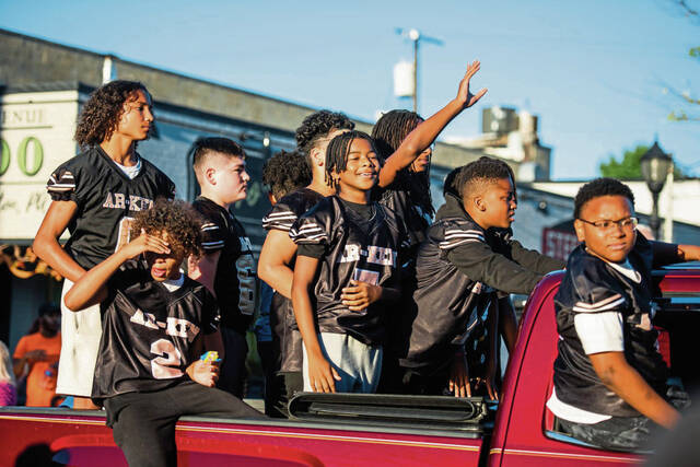 7800608_web1_vnd-lo-valleyhomecoming4-100424