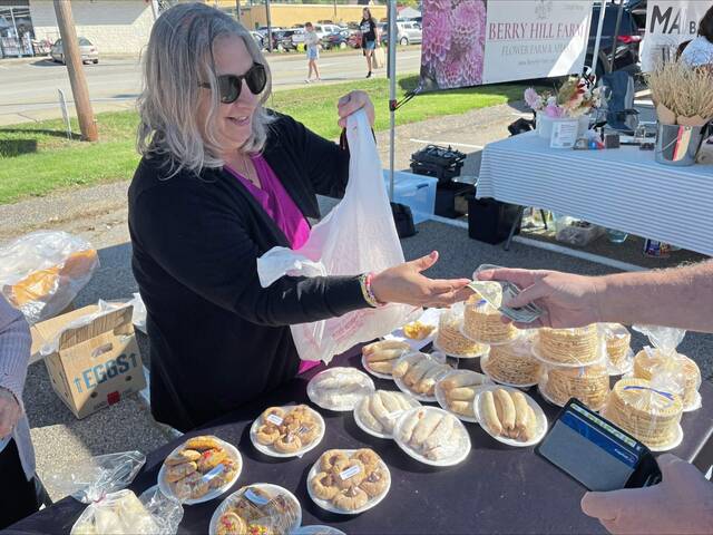 7803812_web1_vnd-LBFarmersMarket-100624-002
