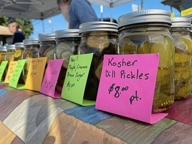 7803812_web1_vnd-LBFarmersMarket-100624-004