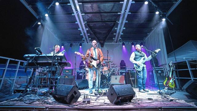 7819608_web1_vnd-rockagainstcancer-101124-3