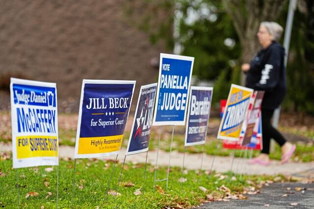 7821443_web1_electionsigns