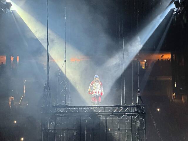 7827747_web1_ptr-BillieEilish1-101424