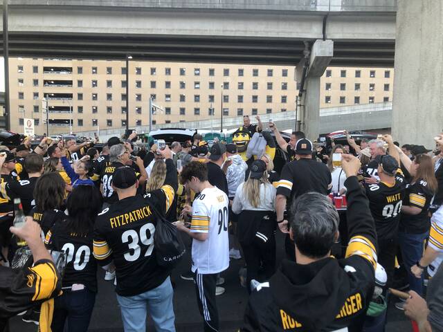 7853146_web1_vnd-TrumpSteelers2-102124
