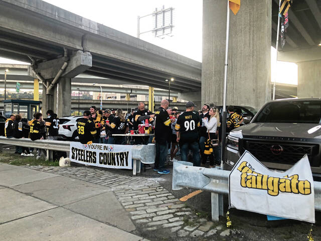 7853146_web1_vnd-TrumpSteelers4-102124