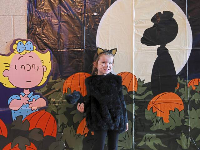 7859841_web1_hj-halloweenparade-103124-10