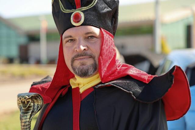 7859841_web1_hj-halloweenparade-103124-14
