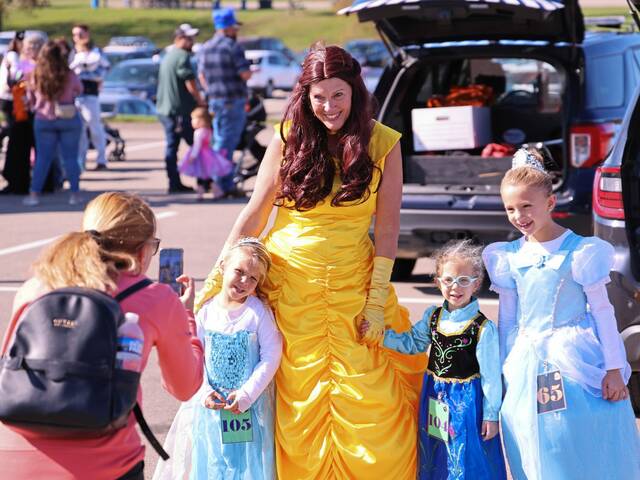7859841_web1_hj-halloweenparade-103124-20