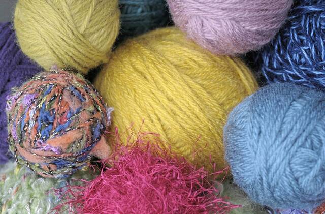 7873012_web1_Yarn-balls-2