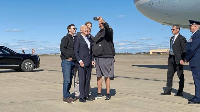 7874636_web1_ptr-BidenAirportDETO-102724