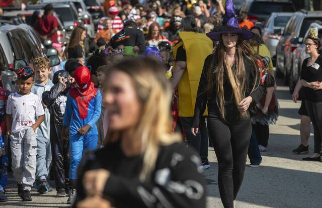 7895072_web1_vnd-lo-halloweenparade6-110124