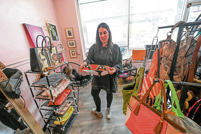 7902547_web1_her-Consignment102-111424