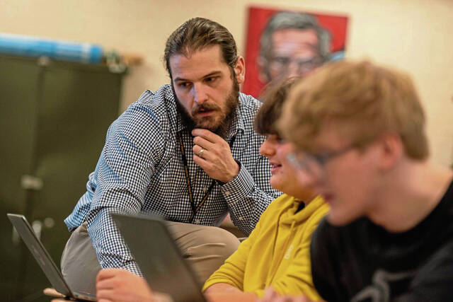 7911650_web1_vnd-SpringPollWorkers2
