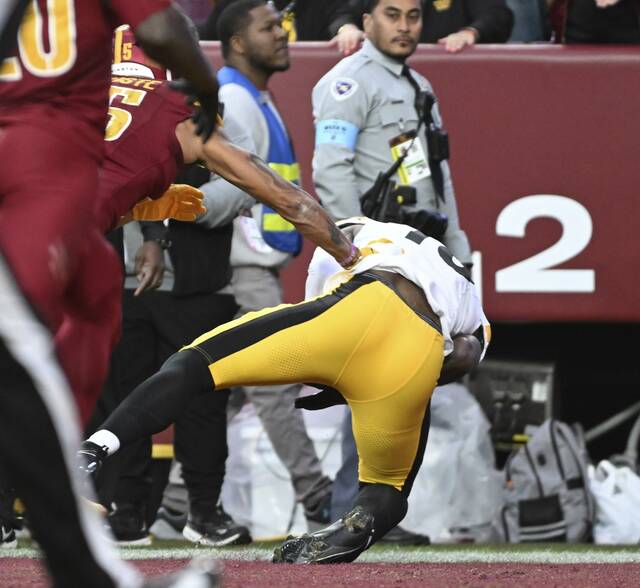 7925918_web1_ptr-SteelersCom15-111124
