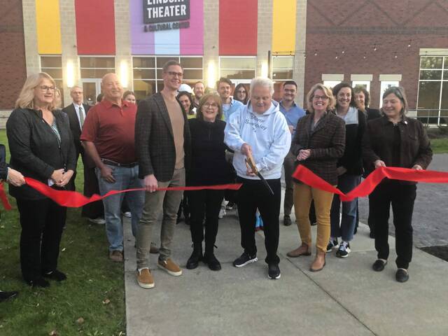 7927034_web1_SEW-RibbonCutting2-112124
