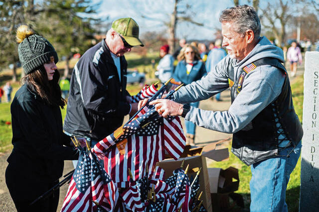 7929807_web1_gtr-wreathlaying12-121723