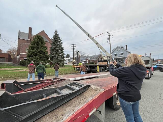 7945170_web1_vnd-pghxmastree5-111724
