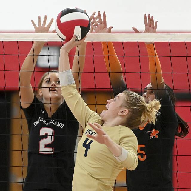 7948999_web1_gtr-WCCAvolley08-112024