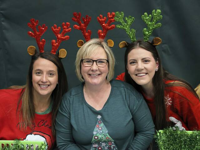 7949721_web1_pcj-holidaydazzle-121224-15