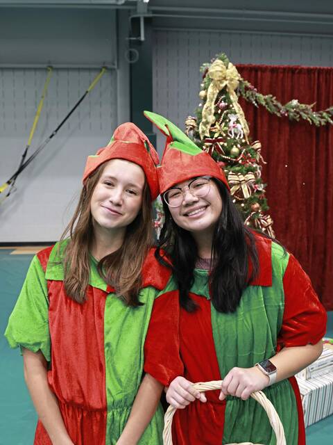 7949721_web1_pcj-holidaydazzle-121224-6