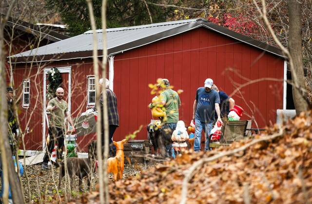 7952239_web1_her-christmasinguyasuta1-112124