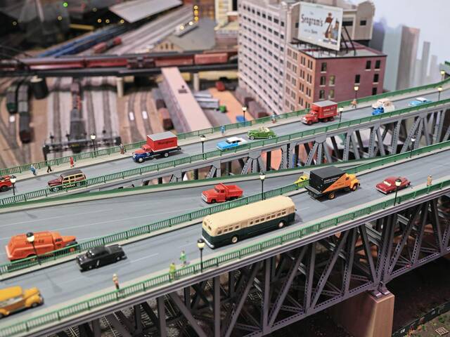 7972387_web1_pcj-modelrailroad-121224-3