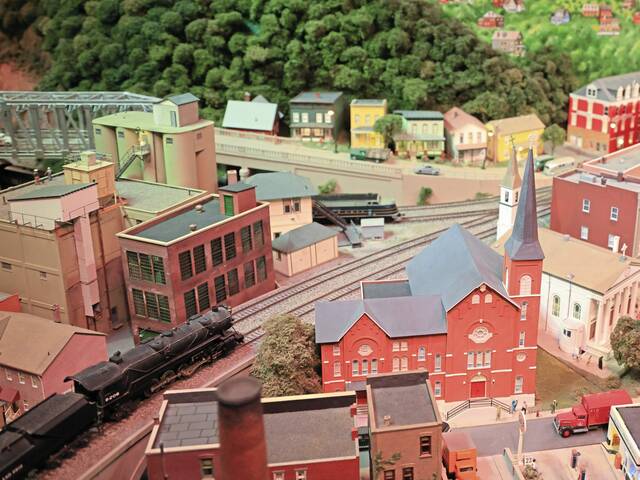 7972387_web1_pcj-modelrailroad-121224-8
